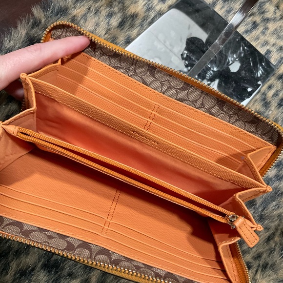 COACH FULL ZIP ACCORDION CROSS GRAIN LEATHER WALLET - Picture 6 of 11